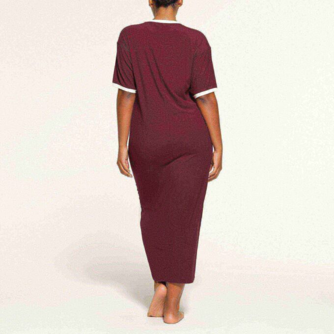 Langes Kleid mit weichem Lounge-Stil, T-Shirt-Ausschnitt Langes Kleid mit weichem Lounge-Stil, T-Shirt-Ausschnitt