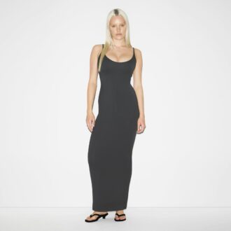 LANGES KLEID MIT WEICHEN LAGE UND RUNDEN AUSSCHNITT