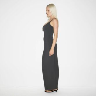 LANGES KLEID MIT WEICHEN LAGE UND RUNDEN AUSSCHNITT