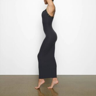 LANGES SPITZENKLEID, PASST JEDEM.