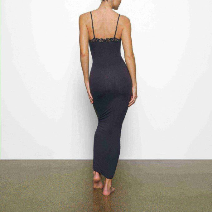 LANGES SPITZENKLEID, PASST JEDEM. LANGES SPITZENKLEID, PASST JEDEM.