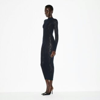 LANGES STRICKKLEID MIT STOCKAUSSCHNITT UND SPITZE