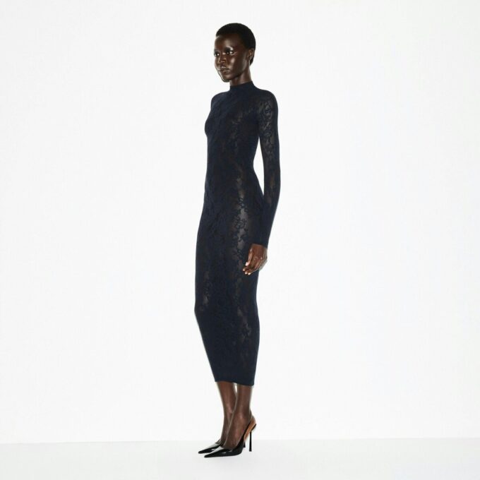 LANGES STRICKKLEID MIT STOCKAUSSCHNITT UND SPITZE LANGES STRICKKLEID MIT STOCKAUSSCHNITT UND SPITZE