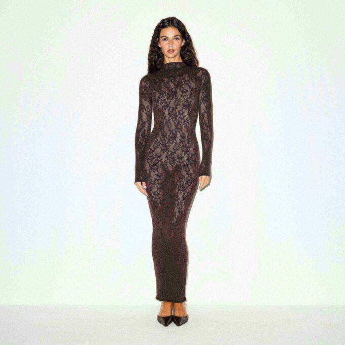 LANGES STRICKKLEID MIT STOCKAUSSCHNITT UND SPITZE LANGES STRICKKLEID MIT STOCKAUSSCHNITT UND SPITZE
