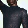 LANGES STRICKKLEID MIT STOCKAUSSCHNITT UND SPITZE LANGES STRICKKLEID MIT STOCKAUSSCHNITT UND SPITZE