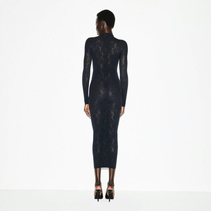 LANGES STRICKKLEID MIT STOCKAUSSCHNITT UND SPITZE LANGES STRICKKLEID MIT STOCKAUSSCHNITT UND SPITZE