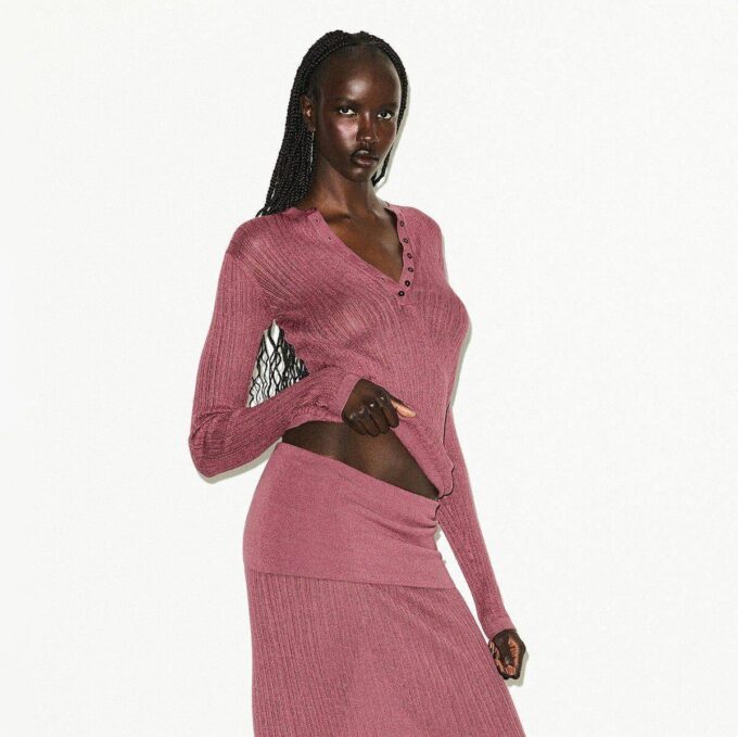 LANGÄRMLIGES HENLEY-SHIRT AUS TRANSPARENTEM STRICK LANGÄRMLIGES HENLEY-SHIRT AUS TRANSPARENTEM STRICK