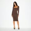 MIDI-KLEID MIT GLATTEN LAGE UND eckigem Ausschnitt MIDI-KLEID MIT GLATTEN LAGE UND eckigem Ausschnitt