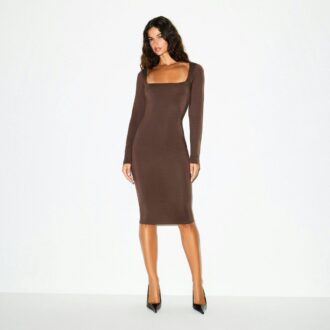 MIDI-KLEID MIT GLATTEN LAGE UND eckigem Ausschnitt