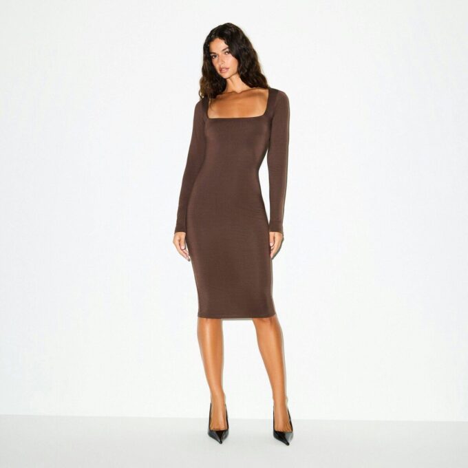 MIDI-KLEID MIT GLATTEN LAGE UND eckigem Ausschnitt MIDI-KLEID MIT GLATTEN LAGE UND eckigem Ausschnitt