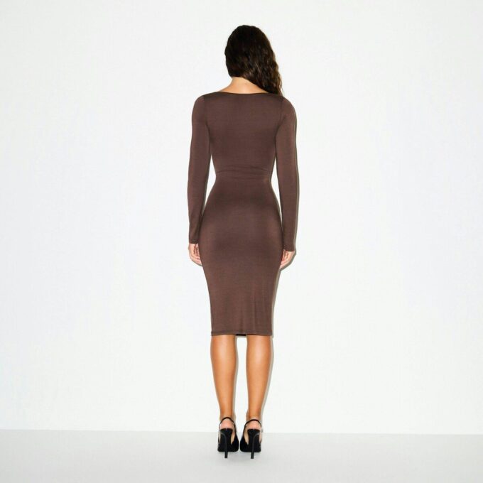 MIDI-KLEID MIT GLATTEN LAGE UND eckigem Ausschnitt MIDI-KLEID MIT GLATTEN LAGE UND eckigem Ausschnitt