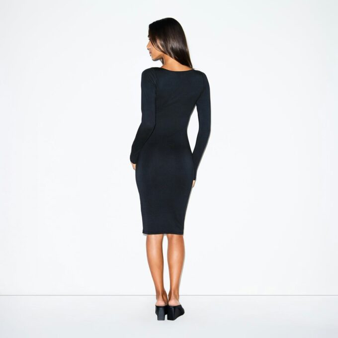 MIDI-KLEID MIT GLATTEN LAGE UND eckigem Ausschnitt MIDI-KLEID MIT GLATTEN LAGE UND eckigem Ausschnitt