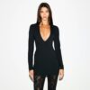 MINIKLEID MIT GLATTEN LAGE UND TIEFEM AUSSCHNITT MINIKLEID MIT GLATTEN LAGE UND TIEFEM AUSSCHNITT