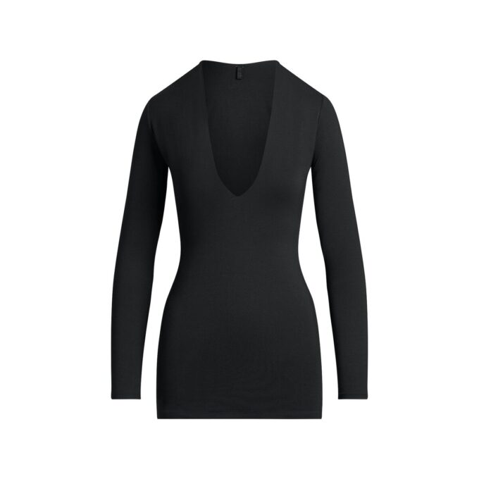 MINIKLEID MIT GLATTEN LAGE UND TIEFEM AUSSCHNITT MINIKLEID MIT GLATTEN LAGE UND TIEFEM AUSSCHNITT