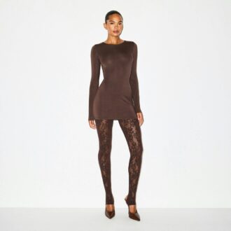 MINIKLEID MIT GLATTEN LAGEN UND RUNDHALSAUSSCHNITT