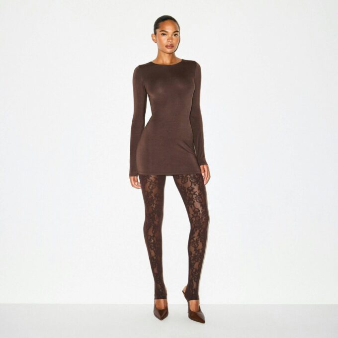 MINIKLEID MIT GLATTEN LAGEN UND RUNDHALSAUSSCHNITT MINIKLEID MIT GLATTEN LAGEN UND RUNDHALSAUSSCHNITT