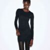 MINIKLEID MIT GLATTEN LAGEN UND RUNDHALSAUSSCHNITT MINIKLEID MIT GLATTEN LAGEN UND RUNDHALSAUSSCHNITT