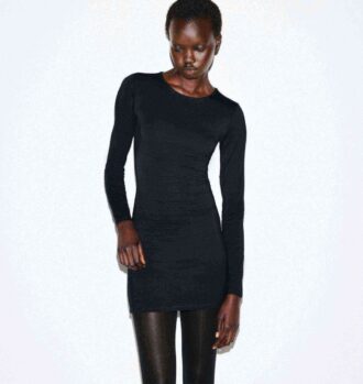 MINIKLEID MIT GLATTEN LAGEN UND RUNDHALSAUSSCHNITT