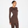 MINIKLEID MIT GLATTEN LAGEN UND RUNDHALSAUSSCHNITT MINIKLEID MIT GLATTEN LAGEN UND RUNDHALSAUSSCHNITT