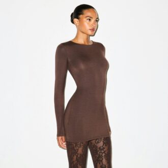 MINIKLEID MIT GLATTEN LAGEN UND RUNDHALSAUSSCHNITT