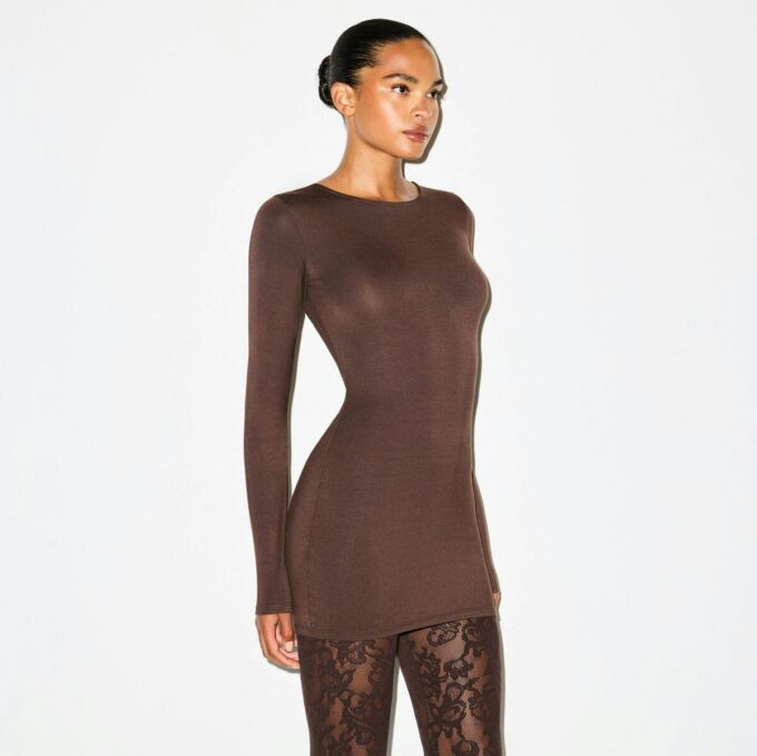 MINIKLEID MIT GLATTEN LAGEN UND RUNDHALSAUSSCHNITT MINIKLEID MIT GLATTEN LAGEN UND RUNDHALSAUSSCHNITT