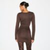 MINIKLEID MIT GLATTEN LAGEN UND RUNDHALSAUSSCHNITT MINIKLEID MIT GLATTEN LAGEN UND RUNDHALSAUSSCHNITT