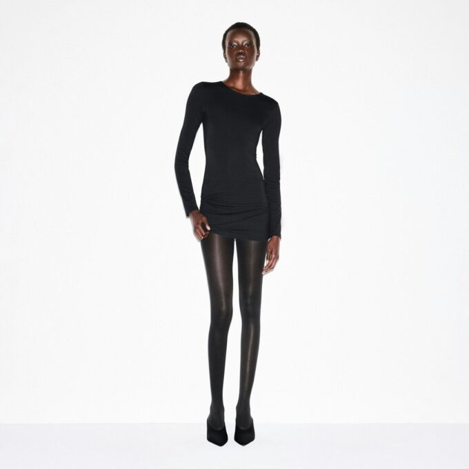 MINIKLEID MIT GLATTEN LAGEN UND RUNDHALSAUSSCHNITT MINIKLEID MIT GLATTEN LAGEN UND RUNDHALSAUSSCHNITT