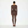 MINIKLEID MIT GLATTEN LAGEN UND RUNDHALSAUSSCHNITT MINIKLEID MIT GLATTEN LAGEN UND RUNDHALSAUSSCHNITT