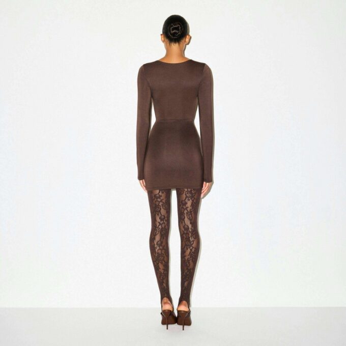 MINIKLEID MIT GLATTEN LAGEN UND RUNDHALSAUSSCHNITT MINIKLEID MIT GLATTEN LAGEN UND RUNDHALSAUSSCHNITT