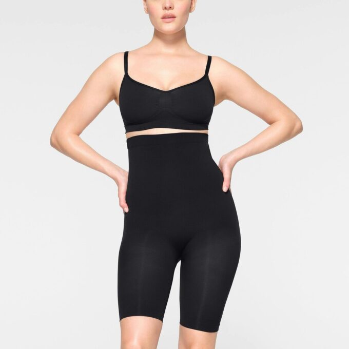 Nahtlose, hochtaillierte Shorts, die über dem Knie enden Nahtlose, hochtaillierte Shorts, die über dem Knie enden