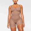 Nahtloser Body mit geformter Mitte des Oberschenkels Nahtloser Body mit geformter Mitte des Oberschenkels