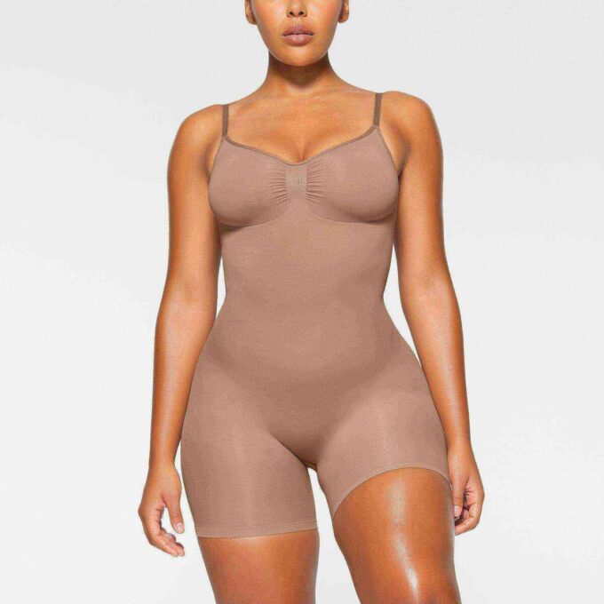 Nahtloser Body mit geformter Mitte des Oberschenkels Nahtloser Body mit geformter Mitte des Oberschenkels