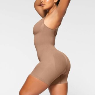 Nahtloser Body mit geformter Mitte des Oberschenkels
