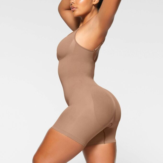 Nahtloser Body mit geformter Mitte des Oberschenkels Nahtloser Body mit geformter Mitte des Oberschenkels