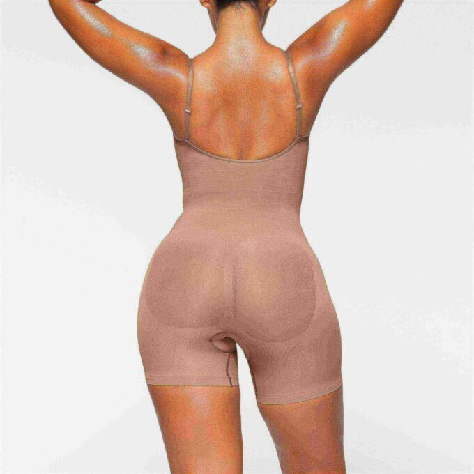 Nahtloser Body mit geformter Mitte des Oberschenkels Nahtloser Body mit geformter Mitte des Oberschenkels
