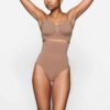Nahtloser, hochtaillierter String-Tanga mit formgebendem Schnitt Nahtloser, hochtaillierter String-Tanga mit formgebendem Schnitt