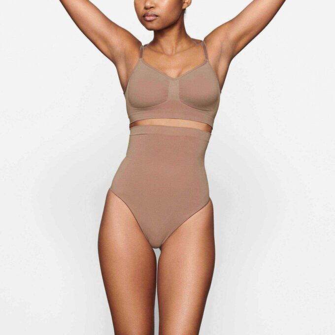 Nahtloser, hochtaillierter String-Tanga mit formgebendem Schnitt Nahtloser, hochtaillierter String-Tanga mit formgebendem Schnitt