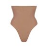 Nahtloser, hochtaillierter String-Tanga mit formgebendem Schnitt Nahtloser, hochtaillierter String-Tanga mit formgebendem Schnitt