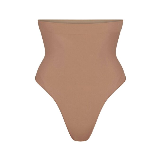 Nahtloser, hochtaillierter String-Tanga mit formgebendem Schnitt Nahtloser, hochtaillierter String-Tanga mit formgebendem Schnitt
