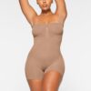 Nahtloser, trägerloser Shortie-Body mit formgebender Optik Nahtloser, trägerloser Shortie-Body mit formgebender Optik