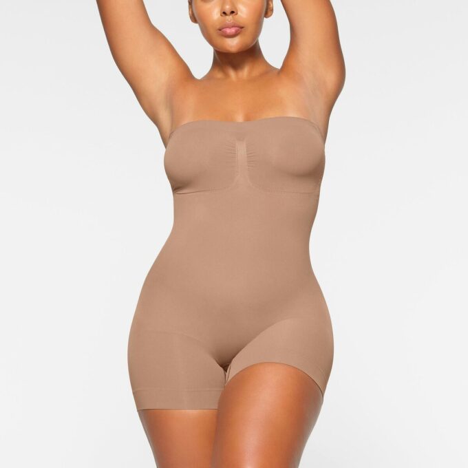 Nahtloser, trägerloser Shortie-Body mit formgebender Optik Nahtloser, trägerloser Shortie-Body mit formgebender Optik
