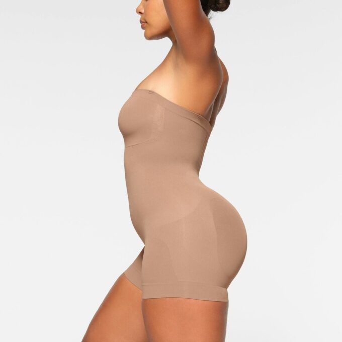 Nahtloser, trägerloser Shortie-Body mit formgebender Optik Nahtloser, trägerloser Shortie-Body mit formgebender Optik