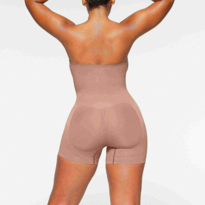 Nahtloser, trägerloser Shortie-Body mit formgebender Optik Nahtloser, trägerloser Shortie-Body mit formgebender Optik