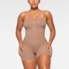 Nahtloser, trägerloser Shortie-Body mit formgebender Optik Nahtloser, trägerloser Shortie-Body mit formgebender Optik