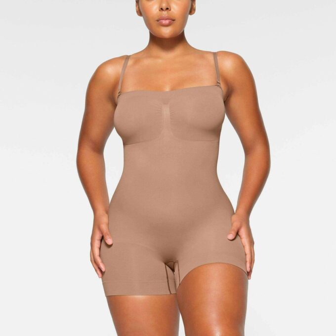 Nahtloser, trägerloser Shortie-Body mit formgebender Optik Nahtloser, trägerloser Shortie-Body mit formgebender Optik
