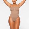 Nahtloser, trägerloser String-Body mit formgebender Silhouette Nahtloser, trägerloser String-Body mit formgebender Silhouette