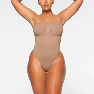 Nahtloser, trägerloser String-Body mit formgebender Silhouette