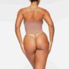 Nahtloser, trägerloser String-Body mit formgebender Silhouette Nahtloser, trägerloser String-Body mit formgebender Silhouette