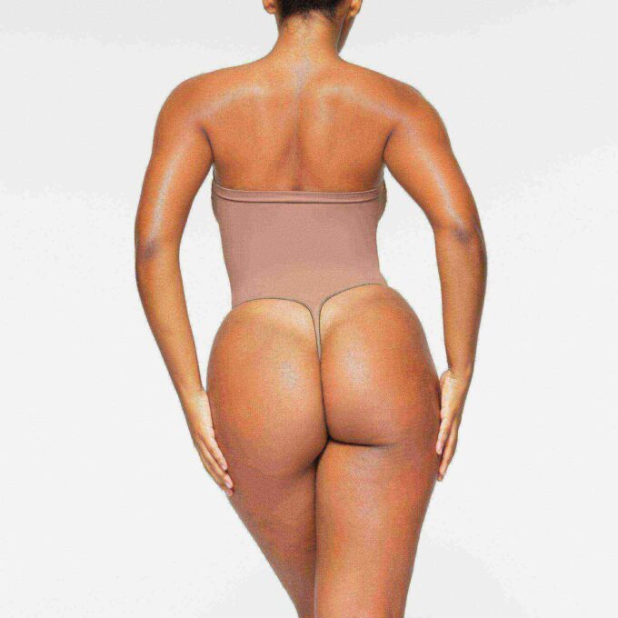 Nahtloser, trägerloser String-Body mit formgebender Silhouette Nahtloser, trägerloser String-Body mit formgebender Silhouette