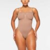 Nahtloser, trägerloser String-Body mit formgebender Silhouette Nahtloser, trägerloser String-Body mit formgebender Silhouette